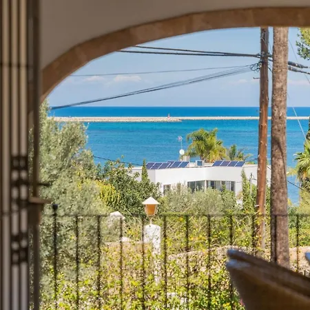 In Denia: Beachfront With Bbq Semesterbostad