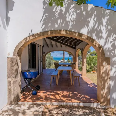 In Denia: Beachfront With Bbq Semesterbostad *