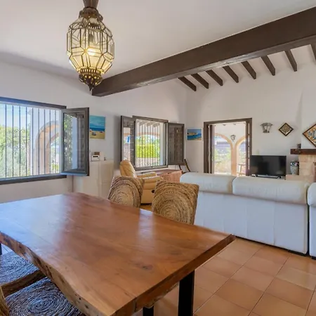 In Denia: Beachfront With Bbq Semesterbostad