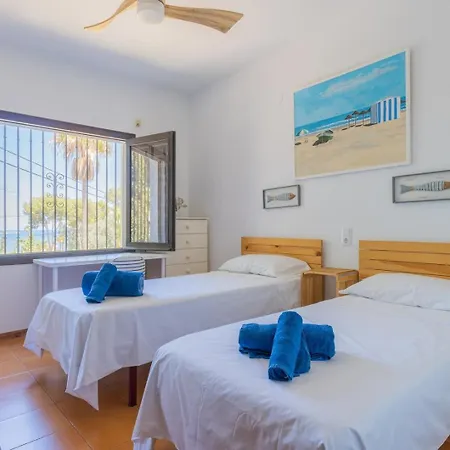 בית נופש In Denia: Beachfront With Bbq דניה